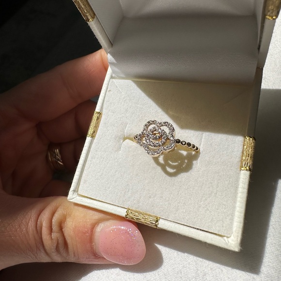 ***SOLD*** 10K gold + little diamonds size 6.5 - Picture 5 of 7